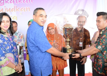 Bupati Tangerang Ahmed Zaki Iskandar Bersama Istri, Saat Memberikan Apresiasi Kepada Mitra Kerja dan Stake Holder(hms)